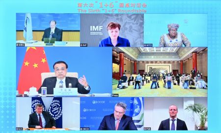 (miniature) Le Premier ministre chinois Li Keqiang tient la sixième Table ronde 1+6