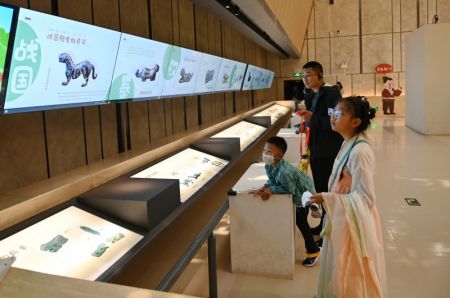 (miniature) Des touristes visitent le Musée d'histoire du Shaanxi
