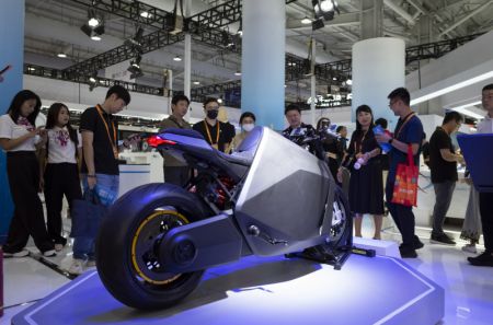 (miniature) Des visiteurs observent un vélo électrique durant la Foire internationale du commerce des services de Chine (CIFTIS) 2023