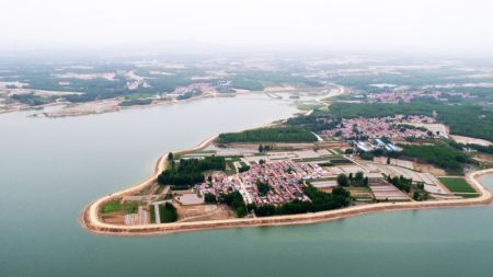 (miniature) Vue aérienne du réservoir de Qingfengling dans le district de Juxian à Rizhao