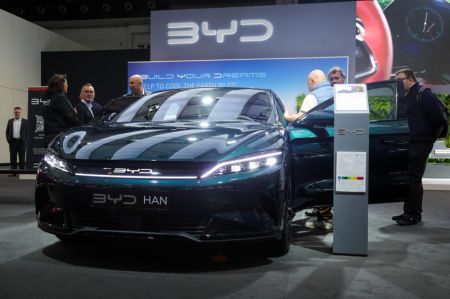 (miniature) Une voiture électrique (VE) BYD Han lors d'une avant-première médiatique au 100e Salon de l'automobile de Bruxelles