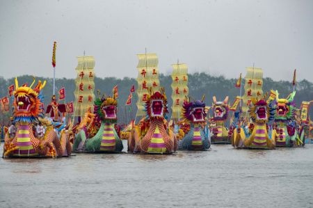 (miniature) Des personnes participent à un spectacle de bateaux lors du Festival de bateaux de Qintong 2024 organisé dans le Parc national de la zone humide de Qinhu