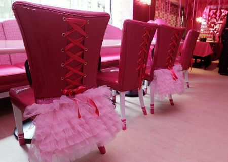 (miniature) chaises du restaurant Barbie