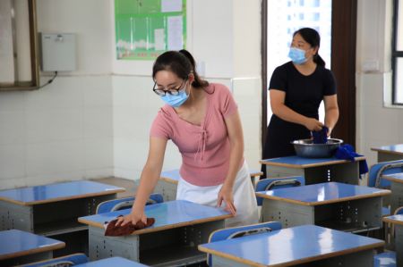 (miniature) Une photo illustrant le travail de désinfection au sein d'une école primaire à Yuqing