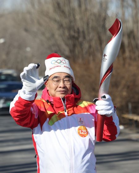 (miniature) Zhang Boli lors du relais de la flamme olympique