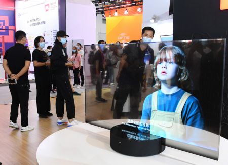 (miniature) Photo d'une télévision transparente dans la zone d'exposition du Salon international du commerce des services de Chine 2020