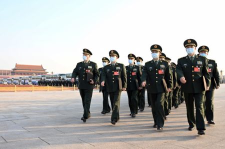 (miniature) Des députés arrivent pour la deuxième réunion plénière de la cinquième session de la 13e Assemblée populaire nationale à Beijing
