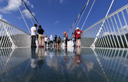 (miniature) Des touristes marchent sur un pont de verre dans le Grand Canyon de Zhangjiajie