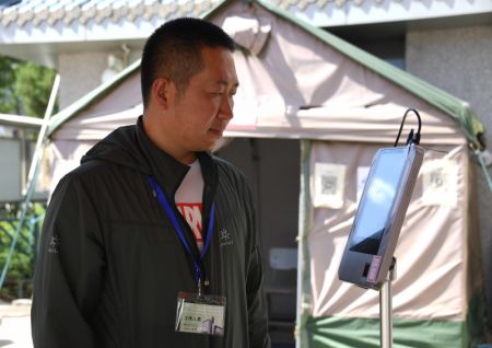 (miniature) Un membre du personnel met en place un système d'identification des candidats dans un site d'examen national d'entrée à l'université