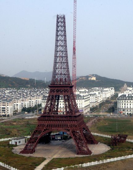 (miniature) copie chinoise de la Tour Eiffel à Hangzhou