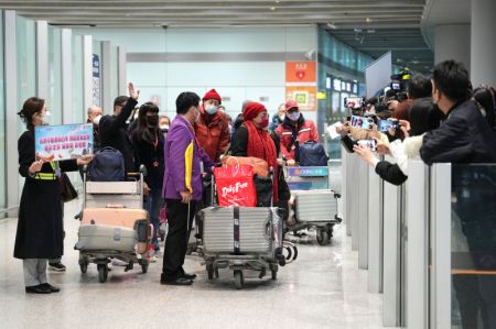 (miniature) Le premier groupe de touristes de Hong Kong est arrivé à l'Aéroport international de Beijing