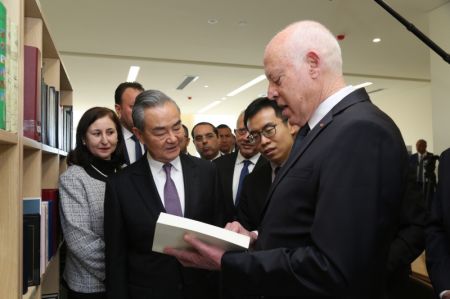 (miniature) Le président tunisien Kaïs Saïed (premier à droite) et le ministre chinois des Affaires étrangères Wang Yi (premier à gauche)