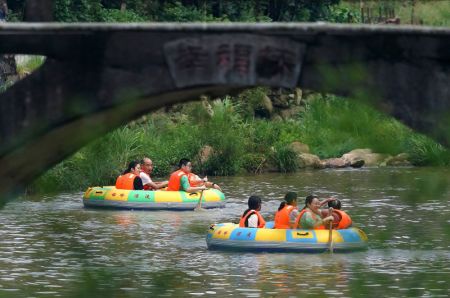 (miniature) Des gens font du rafting dans un canyon du site touristique de Meiling