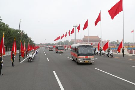 (miniature) Un cortège transportant les lauréats de la médaille du 1er juillet accompagné par une escorte de motos se dirige vers le Grand Palais du Peuple