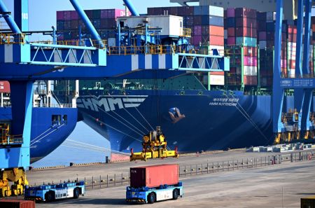 (miniature) Des camions sans conducteur transportent des conteneurs au port de Qingdao
