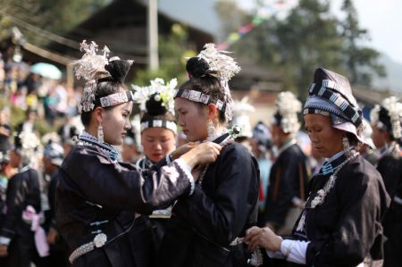 (miniature) Des femmes locales participent à la fête traditionnelle de Chixin pour célébrer la récolte dans le village de Wuwan du district de Danzhai
