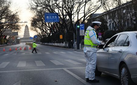 (miniature) Des policiers dans une rue de Xi'an