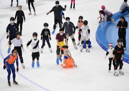 (miniature) Des gens visitent l'Anneau national de patinage de vitesse à Beijing