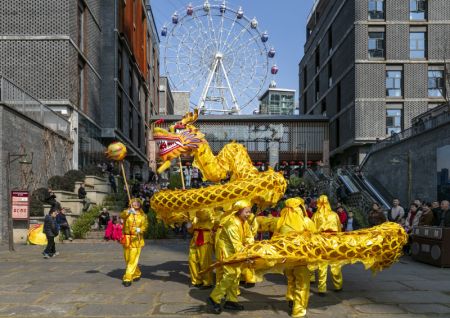 (miniature) Des gens admirent la danse du dragon dans l'arrondissement de Nanchuan