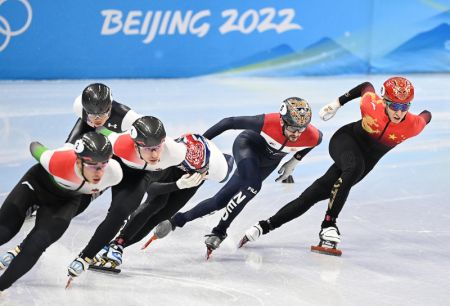 (miniature) Wu Dajing (1er à droite) lors des demi-finales du patinage de vitesse sur piste courte 1