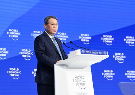 (miniature) Le Premier ministre chinois Li Qiang participe à la réunion annuelle 2024 du Forum économique mondial (FEM) et prononce un discours spécial lors de cet événement à Davos