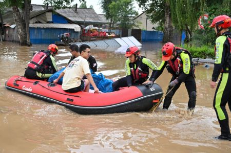(miniature) Des pompiers évacuent des habitants piégés par les inondations à Yanshou