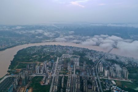 (miniature) Photo aérienne prise le 4 juin 2022 montrant une vue de la rivière Rongjiang après de fortes précipitations dans le district autonome Miao de Rongshui de la région autonome Zhuang du Guangxi (sud de la Chine)