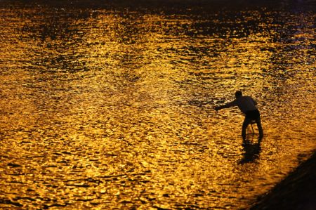 (miniature) Un homme ramasse des déchets dans la rivière Songhua