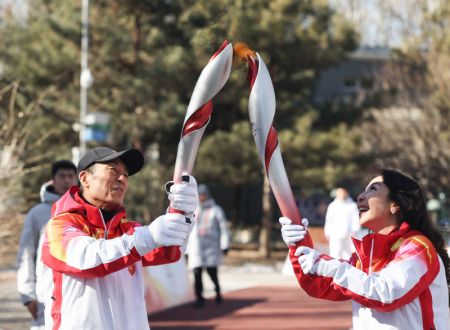 (miniature) Zhang Yimou (à gauche) et Wang Xiaojie lors du relais de la flamme olympique
