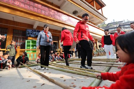 (miniature) Des élèves dansent avec des bénévoles venant du Guangdong et du Guizhou dans un point d'enseignement du village de Wuying
