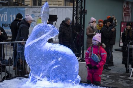 (miniature) Une fille contemple une sculpture de glace du lapin lors d'une exposition de sculptures de glace organisée pour célébrer le Nouvel An chinois à Helsinki
