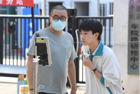(miniature) Un candidat scanne son visage avant d'entrer sur un site d'examen à Beijing