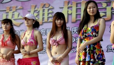 (miniature) jeunes femmes en bikini