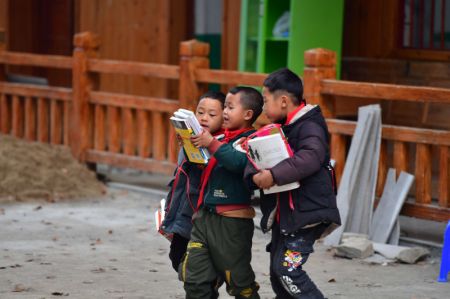 (miniature) Des élèves lisent de nouveaux livres dans un point d'enseignement du village de Wuying