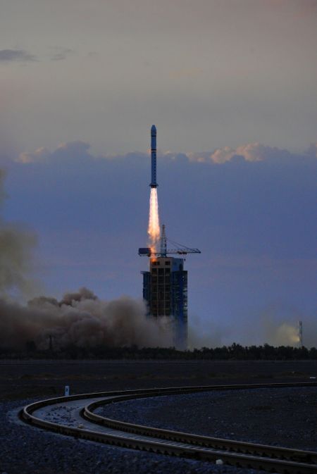 (miniature) Une fusée porteuse Longue Marche-2D transportant le satellite Yunhai-1 03 décolle du Centre de lancement de satellites de Jiuquan