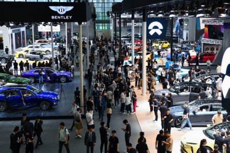 (miniature) Des gens visitent le 27e Salon automobile international de la Grande Baie Guangdong-Hong Kong-Macao à Shenzhen