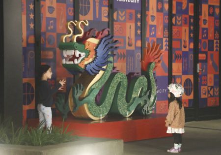 (miniature) Deux enfants regardent une installation en forme de dragon préparée pour le Nouvel An chinois à venir à San Francisco