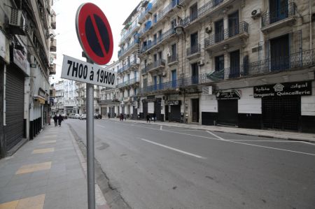 (miniature) Une rue presque vide à Alger