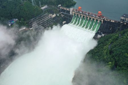 (miniature) Vue aérienne de l'eau jaillissant des déversoirs du réservoir de la rivière Xin'an