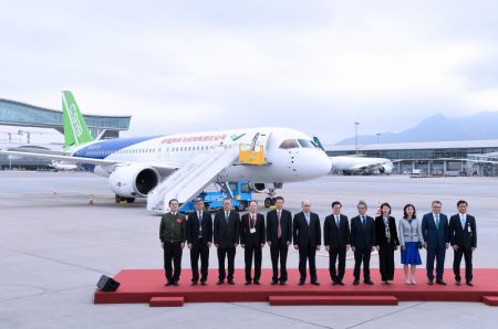 (miniature) Les invités posent pour une photo de groupe lors d'une cérémonie de bienvenue organisée à l'occasion de la visite des avions de ligne chinois C919 et ARJ21 dans la Région administrative spéciale de Hong Kong (RASHK)