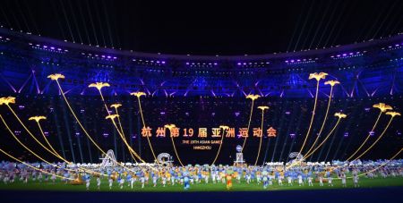 (miniature) Des artistes présentent un spectacle lors de la cérémonie de clôture des 19es Jeux asiatiques à Hangzhou