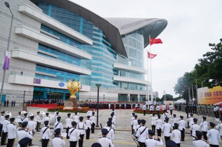 (miniature) Une cérémonie de lever du drapeau national pour célébrer le 71e anniversaire de la fondation de la République populaire de Chine