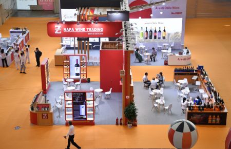 (miniature) Des gens visitent une conférence et une exposition internationales sur le thème du vin dans la région autonome Hui du Ningxia