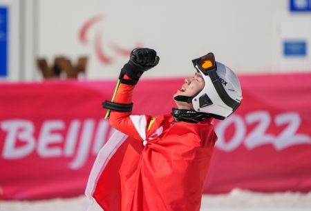 (miniature) Le Chinois Liang Jingyi exprime sa joie après la compétition de para ski alpin hommes Super-G debout aux Jeux paralympiques d'hiver de Beijing 2022