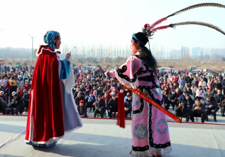 (miniature) Des gens assistent à un spectacle d'opéra à Nanyang