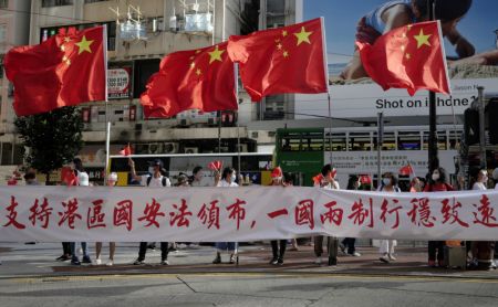 (miniature) Des citoyens de Hong Kong célèbrent l'adoption de la Loi de la République populaire de Chine sur la sauvegarde de la sécurité nationale dans la Région administrative spéciale de Hong Kong (RASHK) à Causeway Bay