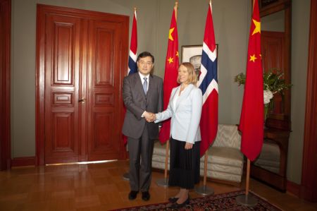 (miniature) Le conseiller d'Etat et ministre chinois des Affaires étrangères Qin Gang (à gauche) serre la main de la ministre norvégienne des Affaires étrangères Anniken Huitfeldt lors de leur rencontre à Oslo