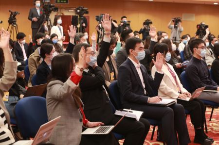 (miniature) Des journalistes lèvent la main pour poser des questions lors d'une conférence de presse donnée par le Premier ministre chinois