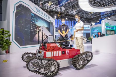 (miniature) Un visiteur reçoit des explications sur un robot à l'Exposition Smart China 2022