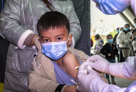 (miniature) Un jeune élève se fait vacciner contre la COVID-19 dans un site de vaccination de la ville de Qianxi
